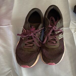 Women’s - Size 8 - New Balance Running Shoes